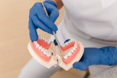 استعادة الأسنان التي تم علاج جذورها بواسطة أنظمة القواعد والنوى